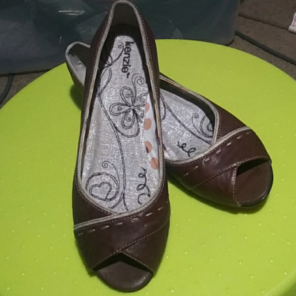 Kenzie Like New narrow size 10 peep toe heels